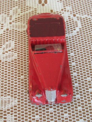 Dinky 38-series cars | Red Sunbeam-Talbot (#38b) and a gray