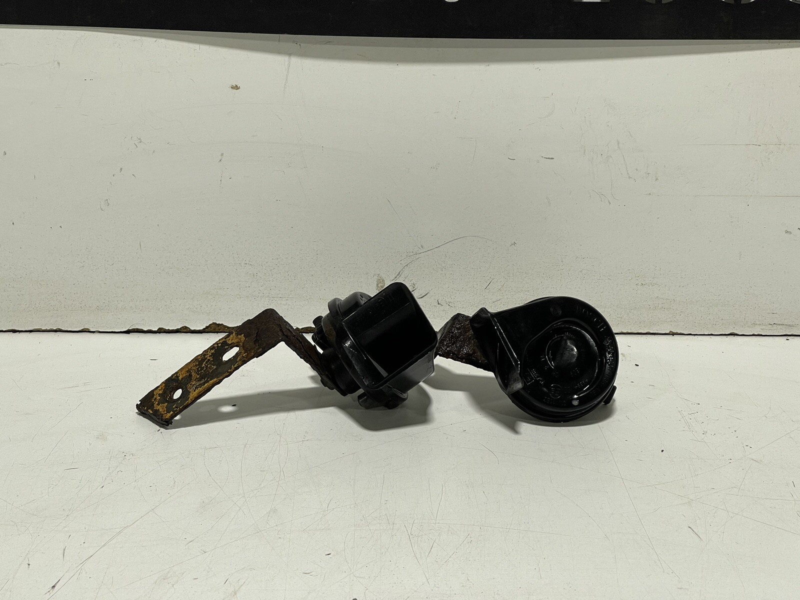 9702 Jeep Wrangler TJ FACTORY HIGH & LOW HORN ASSEMBLY W BRACKETS CC