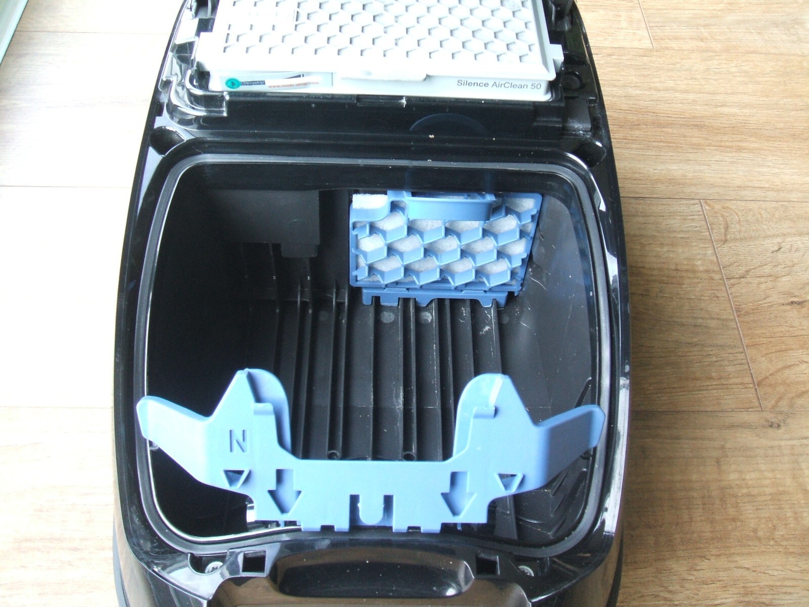 Miele S8310 POWER PLUS 3002200 Watts Vacuum Cleaner Good Clean