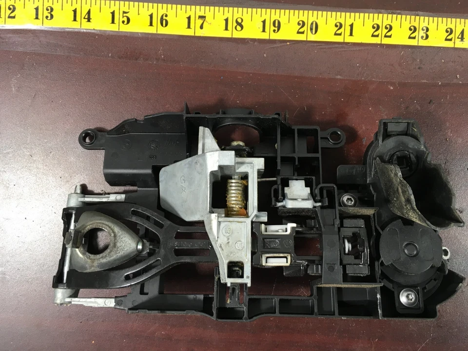 2011-2016 BMW 528i EXTERIOR DOOR HANDLE BRACKET X1720745109 OEM . - Image 3 of 4