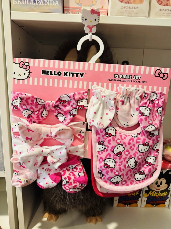 Hello Kitty Baby Stirnbänder, Fäustlinge, Socken und Lätzchen Set rosa Chetah Druck Neu mit Etikett