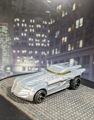 Batman Batmobile Hot Wheels. Wie abgebildet. KAUFEN SIE EINEN ERHALTEN SIE EINEN GRATIS. Geschenk verpackt.