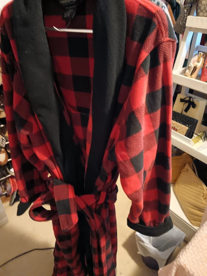 NWT Men's Claiborne Red And Black Shawl Collar Robe One Size Fits All - Image 3 of 4