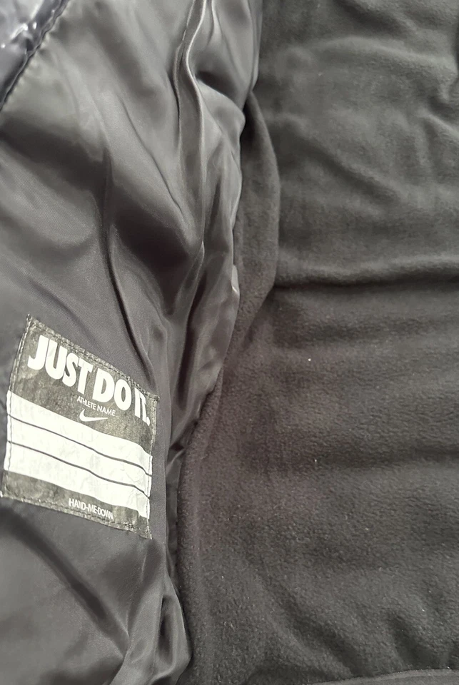 Casaco acolchoado Nike Just Do It All Over estampado tamanho 6/M meninas Galaxy Stars - Imagem 4 de 4