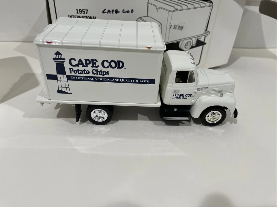 First Gear "Cape Cod Potato Chi" 1957 International R-190 Dry Goods Van 1/34 Foto 4 de 4