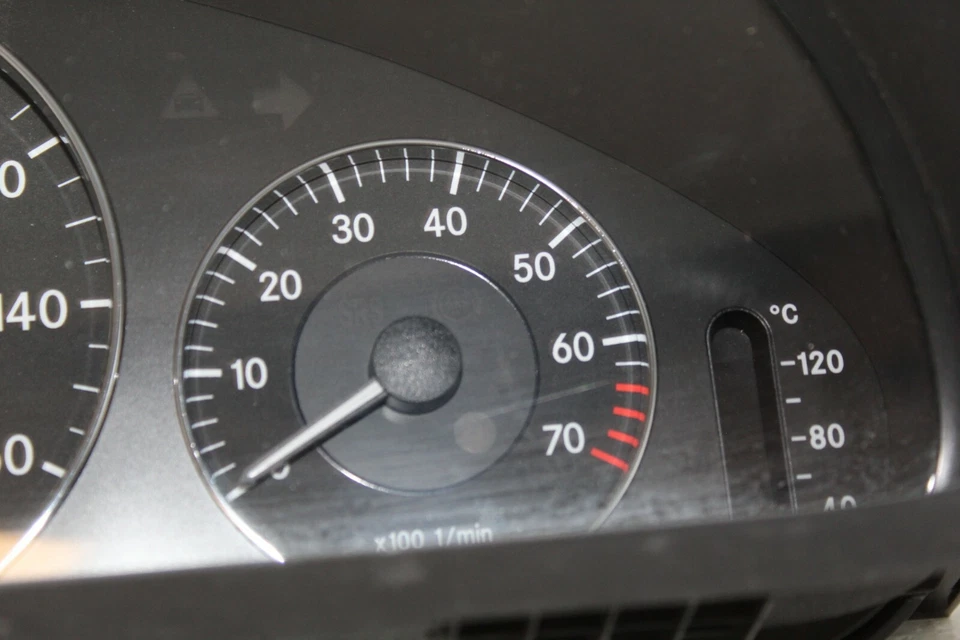 Medidores de painel de instrumentos velocímetro 08 09 Mercedes-Benz CLK-Class 54.873 milhas - Imagem 3 de 4