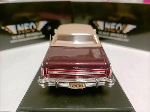 Neo 1/43 Lincoln Continental Town Car 1978 red met #44423 PandaVia-Modell - Bild 5 von 7