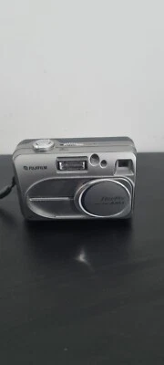 Fujifilm FinePix A Series A205S Zoom 2.0MP Digital Camera - Silver with xD card