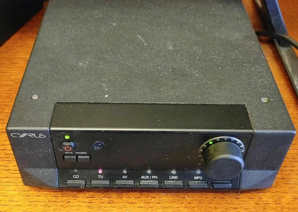 Cyrus 8vs Amplificatore Integrato + Telecomando funzionante MA LEGGI - Immagine 2 di 4