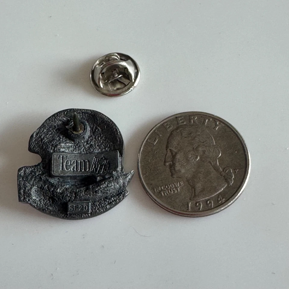Винтажная оловянная булавка на лацкан футбольного шлема NFL New Orleans Saints - Изображение 3 из 4