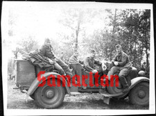 I10/46 WK2 ORIGINAL FOTO DEUTSCHE WEHRMACHT SOLDATEN POSIEREN AUF FAHRZEUG