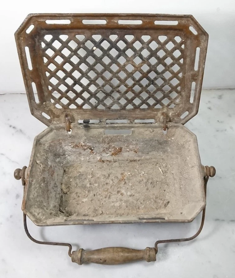 Ancienne chaufferette à braises en fonte poignée bois - Photo 2/4