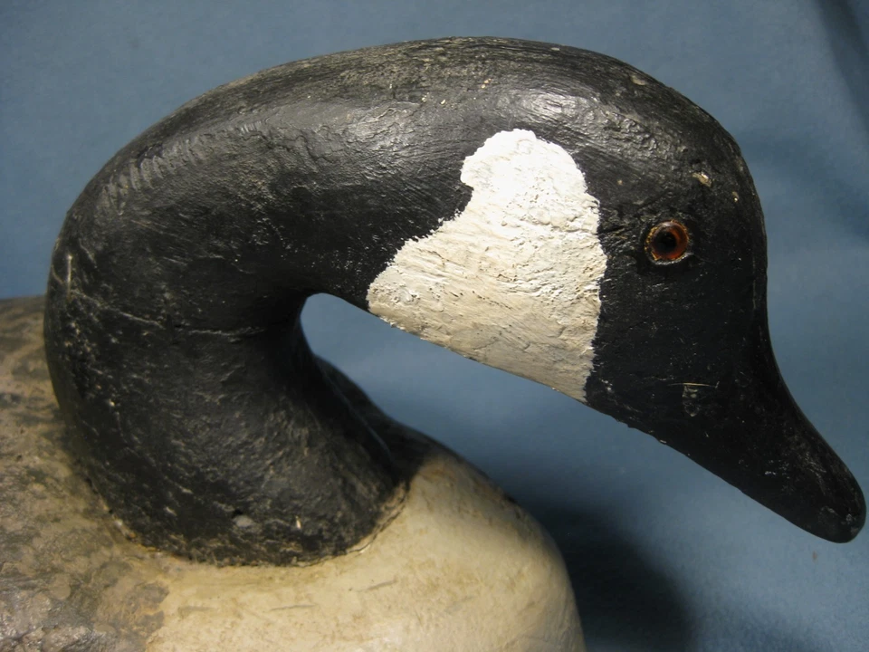 Señuelo de ganso canadiense de madera ligero vintage con ojos de vidrio de 20" de largo Foto 2 de 4