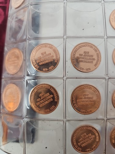 ALEMANIA COCHE ANTIGUO - JUEGO DE MONEDAS ANTIGUAS FICHAS DE DISTRIBUIDOR DE SELLOS 1867-1989 - 63 MONEDAS - Imagen 14 de 14