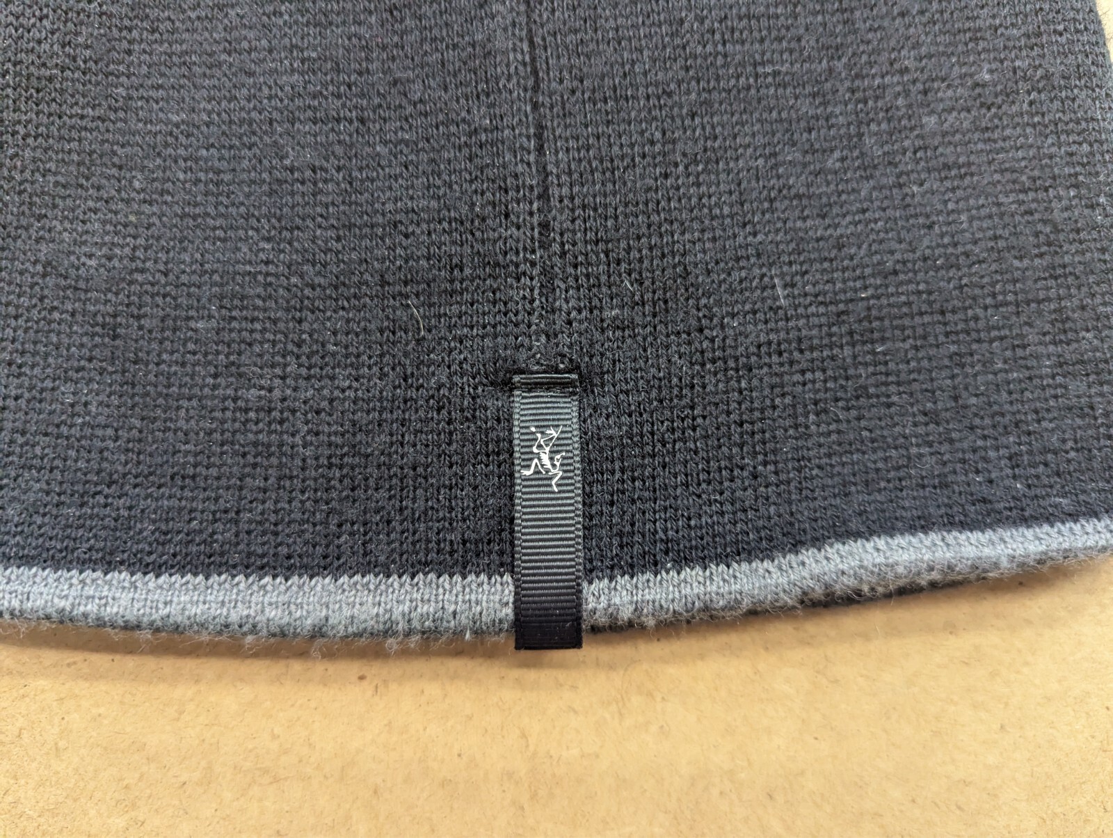 Cappello Arc'teryx Crest Toque Beanie taglia unica reversibile misto lana grigio nero