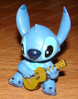 Disney Showcase Lilo /& Stitch Stitch Playing Ukulele Mini Figurine 6002188
