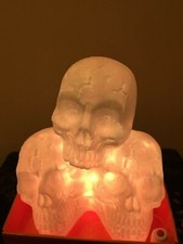 ANIMATED STACK PILE OF 3 BLOWMOLD SKULL SKULLS LED LIGHTS UP SPOOKY PHRASES PROP
