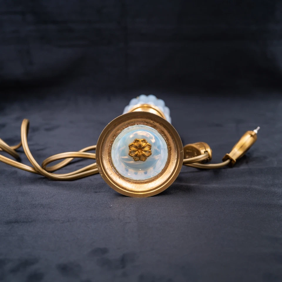 Antigua lámpara francesa acanalada de vidrio opalino blanco bronce querubín 'Boule de Savon' Foto 4 de 4