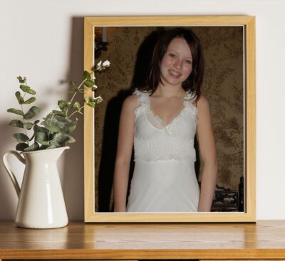 The Delightful Ms. Emily Browning Labor gedrucktes professionelles Foto - 10 Zoll x 8 Zoll
