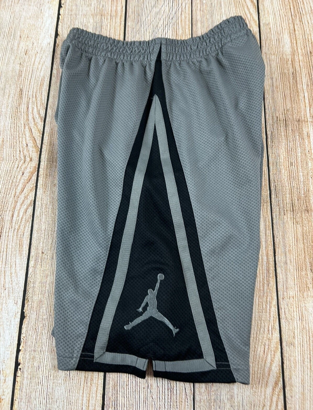 Pantaloncini nuovi con etichette Nike Air Jordan da ragazzo grandi grigi maglia nera 955702 triangolo