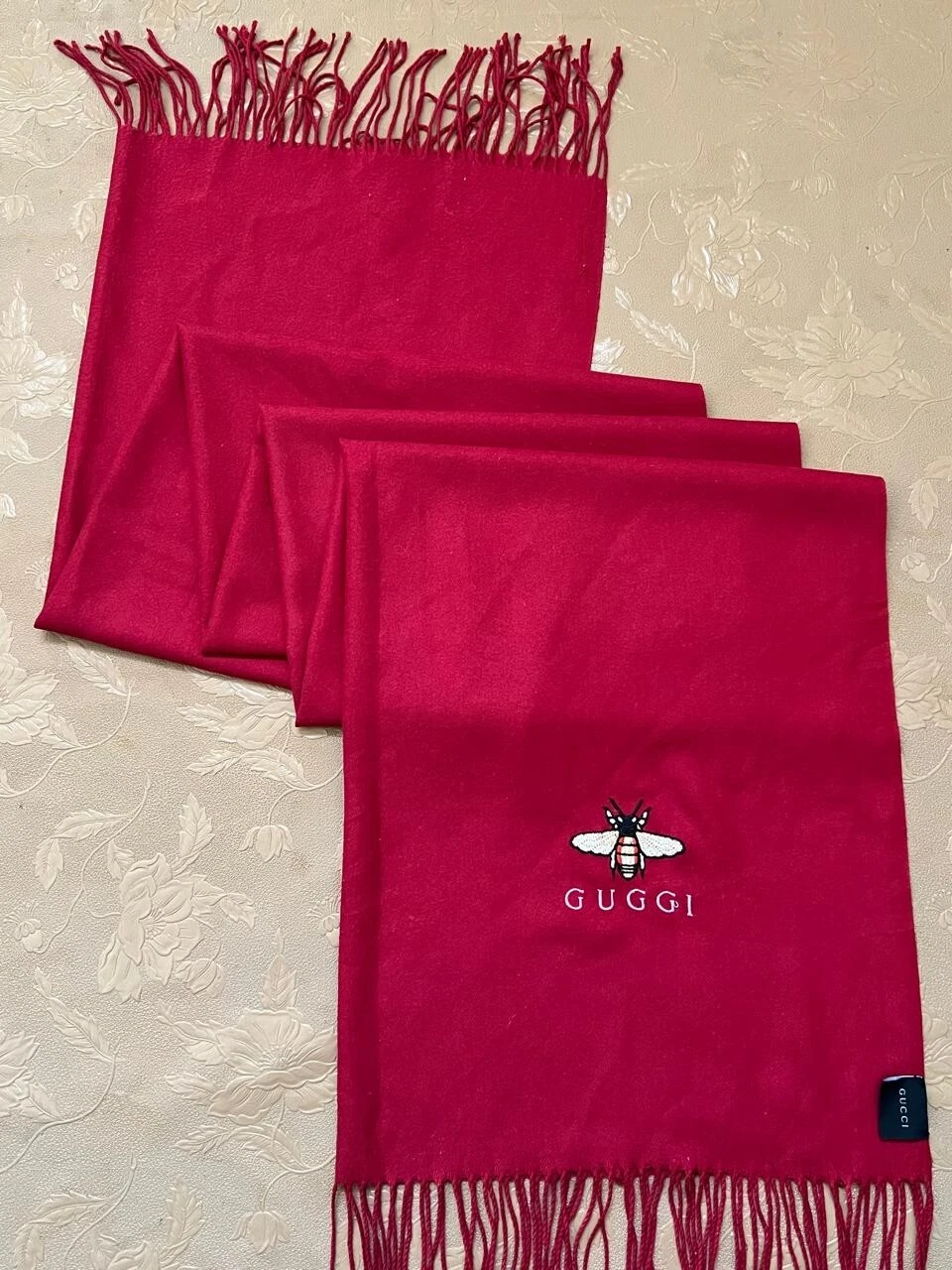 Gucci écharpe châle GG logo abeille monogramme silencieux étole enveloppe laine soie Italie