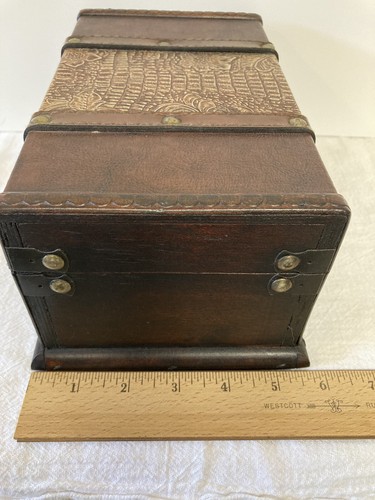Vtg Wood Jewelry Box Chest Leather Overlay & Straps Metal Accents Clasp Closure - Picture 15 of 16