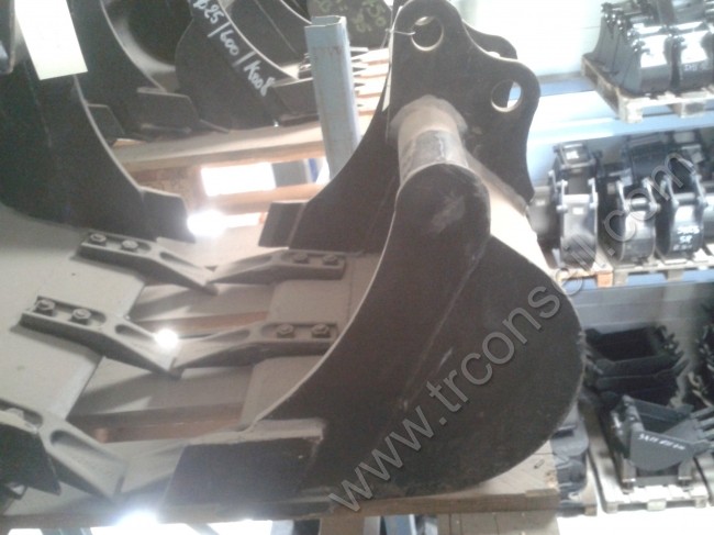 Godet retro 450mm avec axes 25mm pour mini-pelle Kubota K008