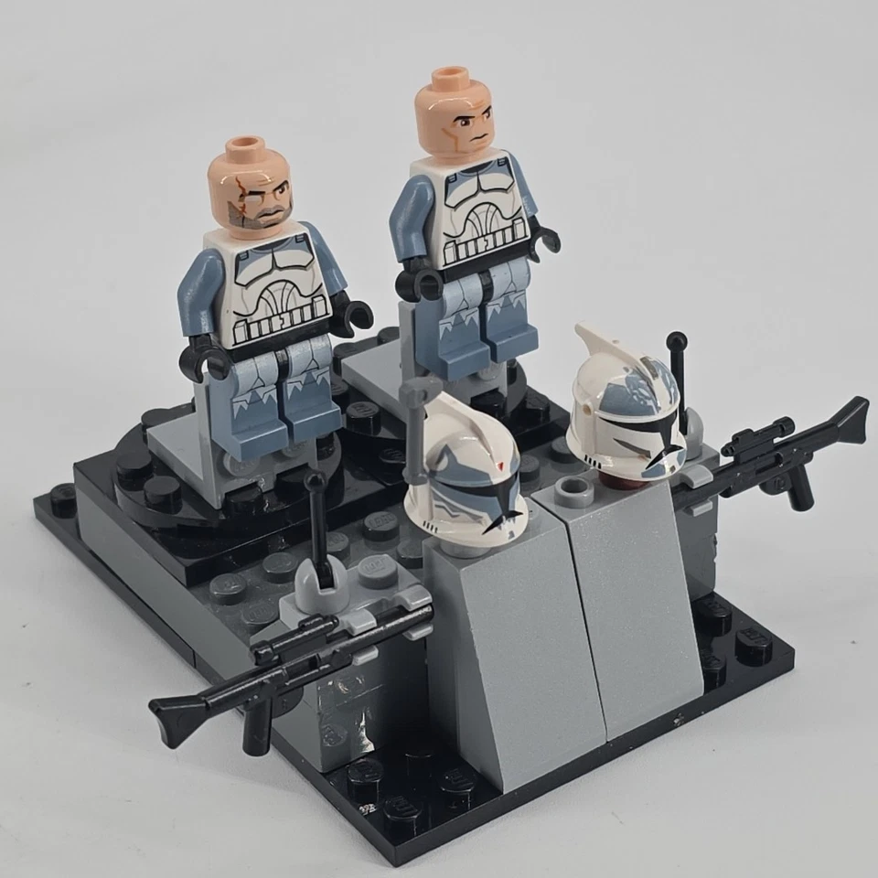 LEGO Star Wars Commander Wolffe SW0330 Minifigure Phase 1 & CLONE SW0331 1104th - Image 2 of 4