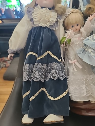 Lote de 3 muñecas de porcelana de colección con soportes. 2 Are Heitage por favor leer descripción - Imagen 5 de 12
