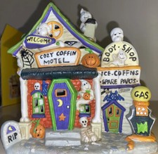 Spooky Hollow 2002 Cozy Coffin Motel Lighted Porcelain Halloween House W/Box