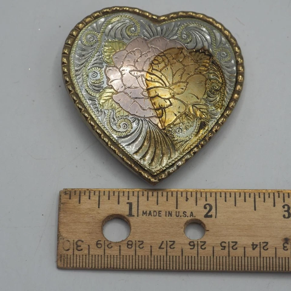 Hebilla de cinturón de metal en forma de corazón Foto 3 de 4