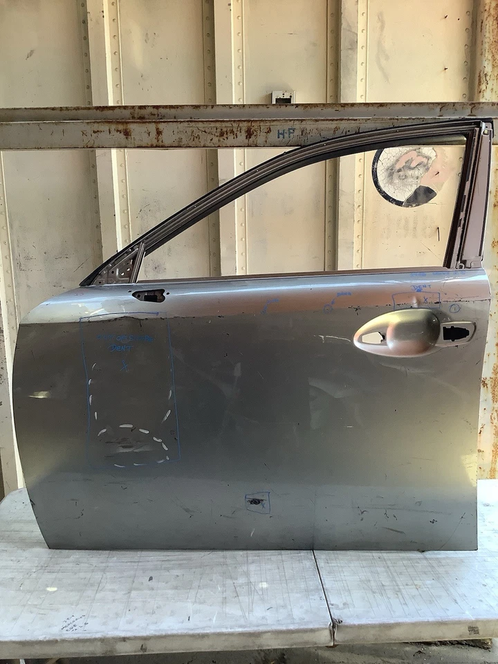 Carcasa de puerta del conductor delantera izquierda OEM Lexus IS200 IS300 IS350 2014-2020 Foto 4 de 4