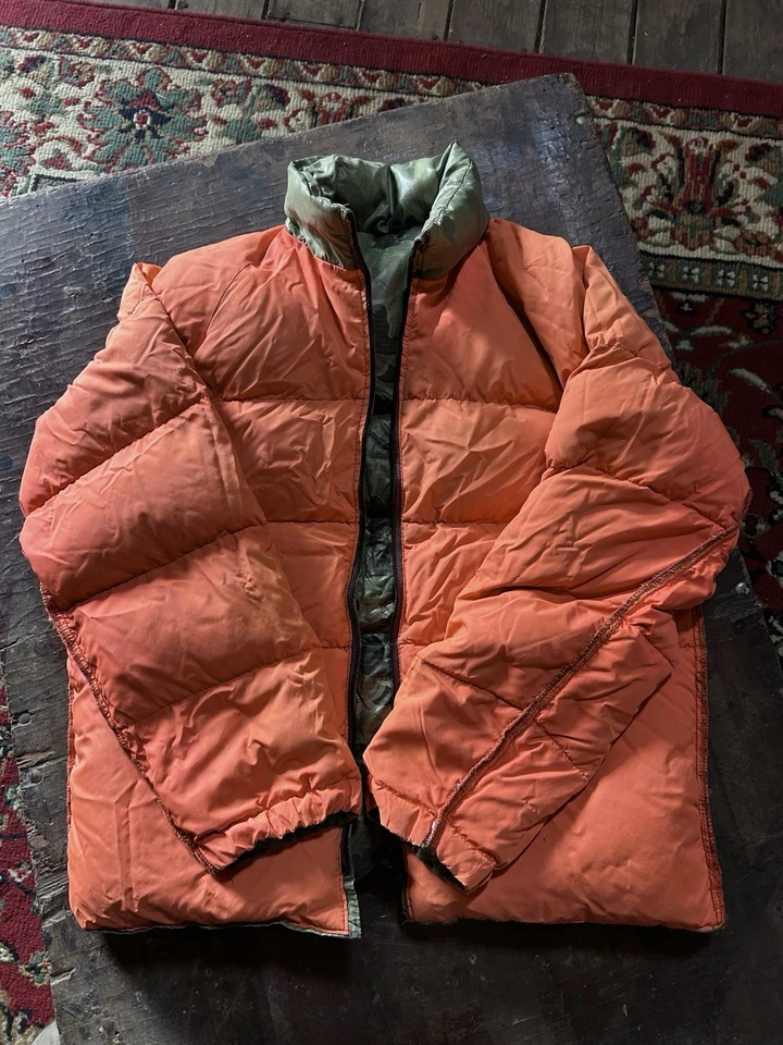 Chaqueta de plumón vintage camuflada con forro naranja y cierre de cremallera Foto 3 de 4