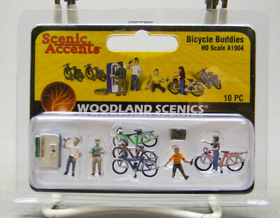 HO Bicycle Buddies Woodland Scenics - Set Di Figure In Scala HO Per Diorami E Plastico Ferroviario, Dipinte A Mano