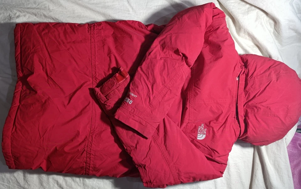 Chaqueta de invierno roja con capucha North Face Teens 14-16 550 Fill Foto 2 de 4