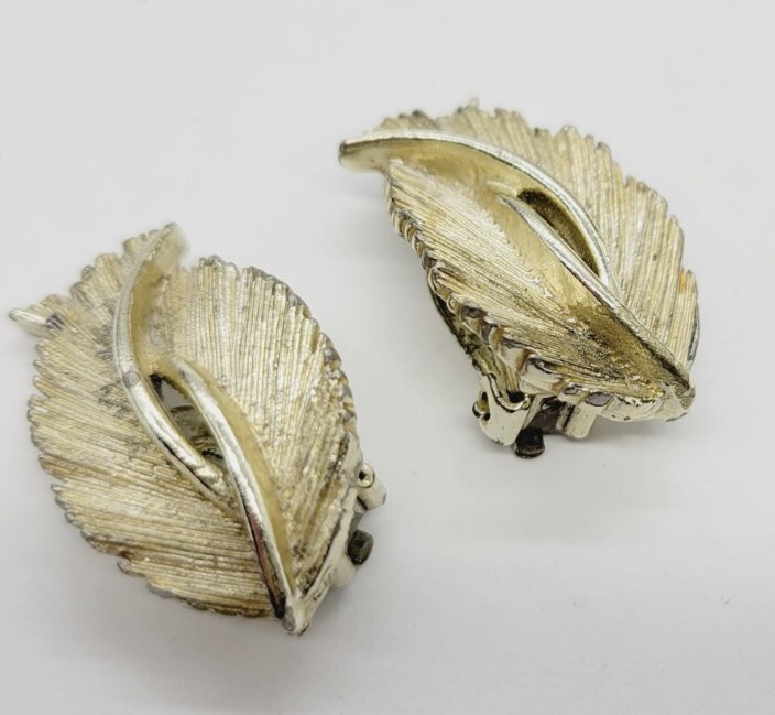 Lisner Gold Tone Leaf Clip-On Earrings textured Vintage
