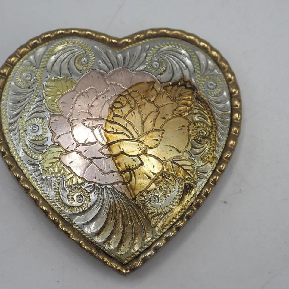 Hebilla de cinturón de metal en forma de corazón Foto 2 de 4