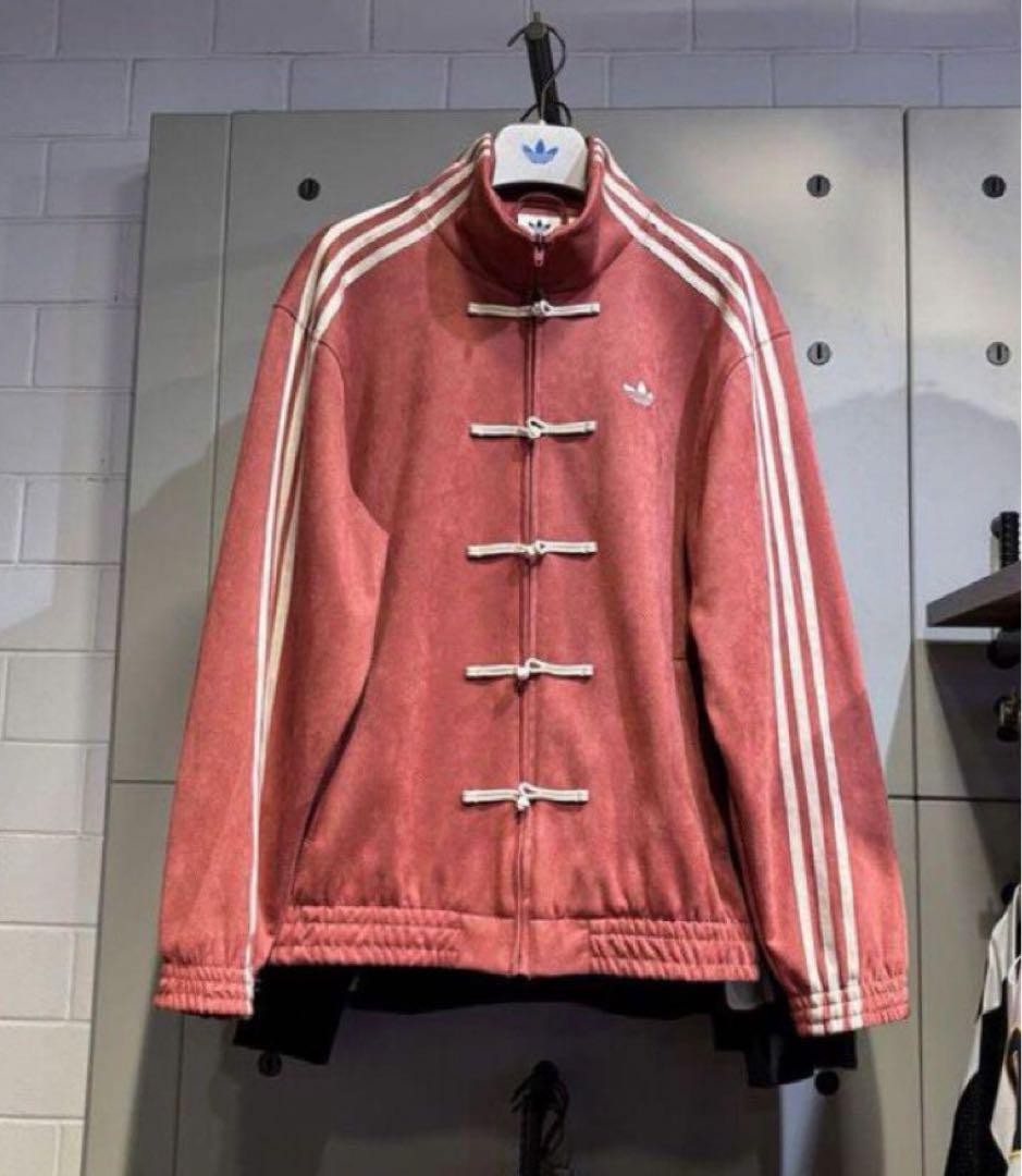 adidasアディダス 中国限定 蛇年トラックジャケット　赤) Lサイズ SNSで超話題！中国adidas限定『チャイナトラックトップ』【BUYMA】