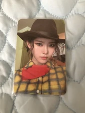 WEEEKLY MONDAY 2022 SEASONS GREETINGS OFFICIAL PHOTOCARD