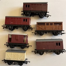 TRIANG OO GAUGE R123 x 2 a 123  and 3 triangle carriages