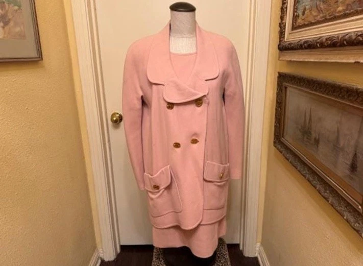 Conjunto de duas peças de terno vintage rosa Chanel vestido casaco - Imagem 2 de 4