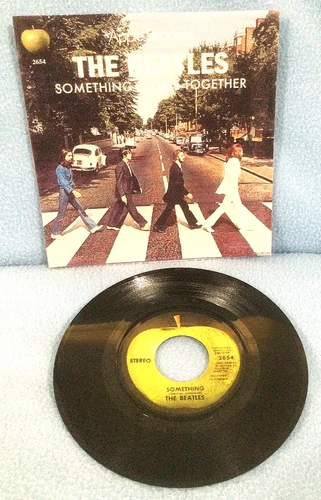 THE BEATLES - Something/Come Together - Apple label 2654 - 45 record vinyl w/PS