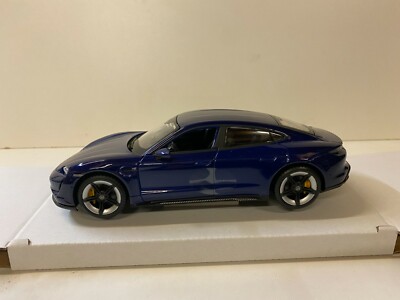Bburago Modellauto Porsche Taycan 1:24 – Detailgetreue Nachbildung In Blau, Mit Beweglichen Türen, Ca. 20 Cm