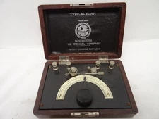 Mengel Type M.R. 101  crystal radio receiver set in a wooden case.