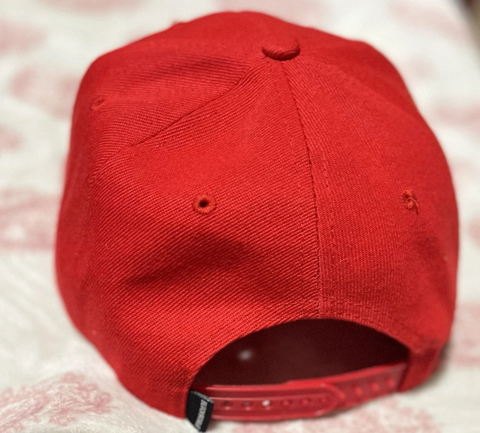 Gorra a escala negra Snapback color ROJO.  Talla única Foto 3 de 4