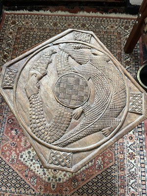 Antiker handgeschnitzter ethnischer Holztisch Yoruba Stamm Fisch Schlange Krokodil Symbol
