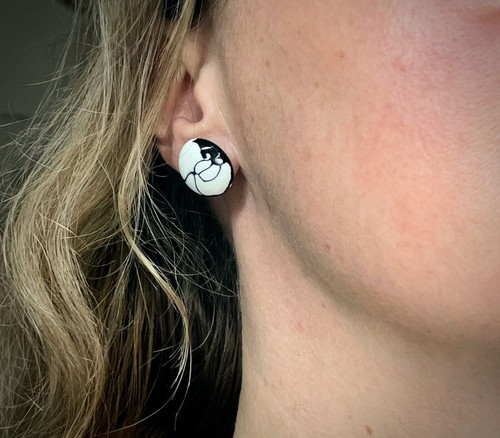 Schwarz-weiß marmorierte Ohrringe, Vintage Keramik Ohrstecker - Bild 8 von 8