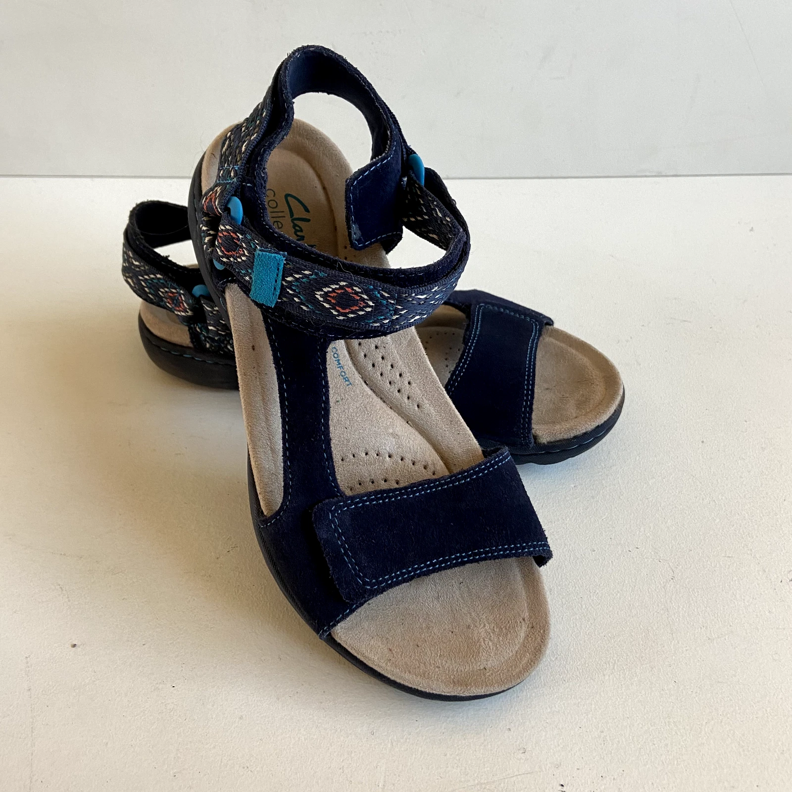 Sandali piatti sportivi blu Clarks Collection taglia 6 Amanda cinturino in pelle scamosciata sportivo