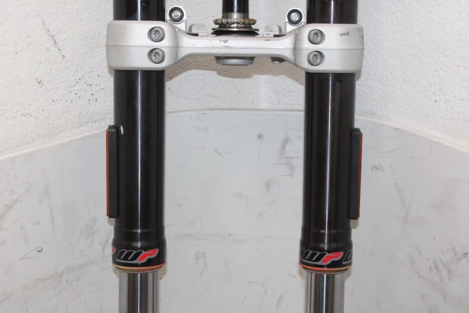 Husqvarna Svartpilen 401 2018 OEM horquillas delanteras completas triple árbol Foto 3 de 4