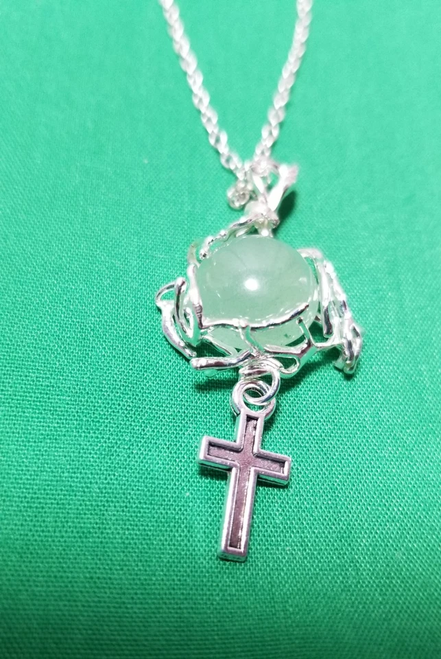 Collar de piedras preciosas verdes con colgante de cruz -- Hecho a mano Foto 3 de 4